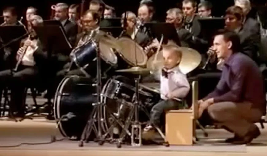 Un copil de 3 ani face senzaţie la tobe. Cântă alături de o orchestră simfonică VIDEO