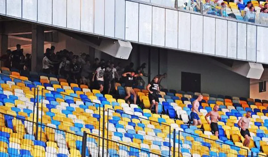 Război şi pe stadion în Ucraina. Scene ŞOCANTE, fanii lui Dnepr atacă suporterii danezi VIDEO