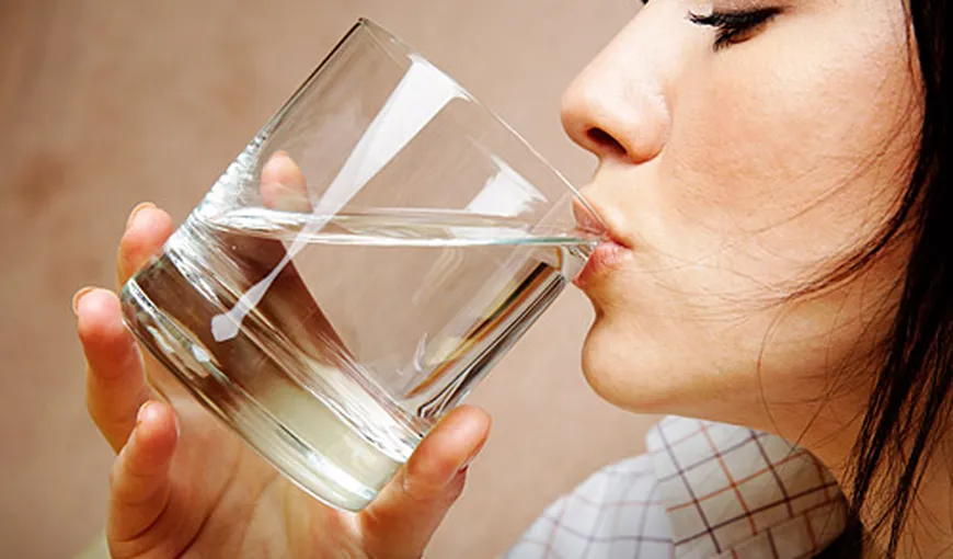 Mai mult decât un obicei sănătos: De ce e bine să bei apă dimineaţa