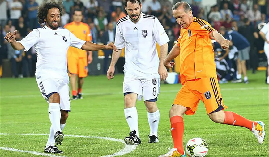 Sport şi Politică: Recep Tayyip Erdogan a schimbat biroul de prim-ministru cu terenul de fotbal VIDEO