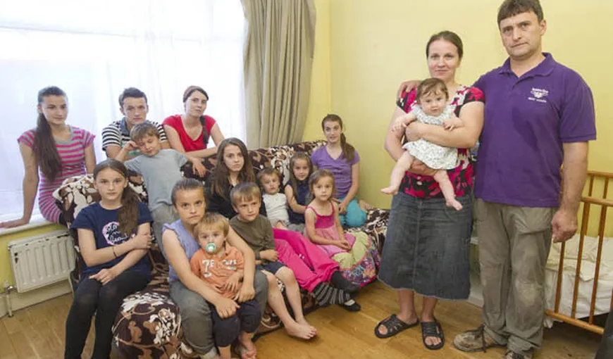 O familie de 17 români cu ajutoare de 55.000 de lire sterline pe an a MINŢIT pentru o locuinţă mai mare