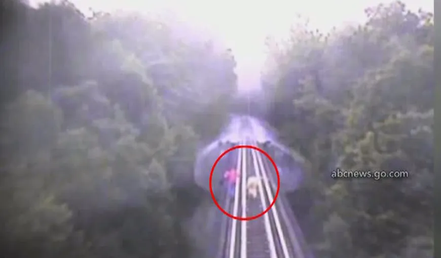 INCREDIBIL: Două femei care mergeau pe calea ferată au reuşit să se salveze în ultimul moment VIDEO