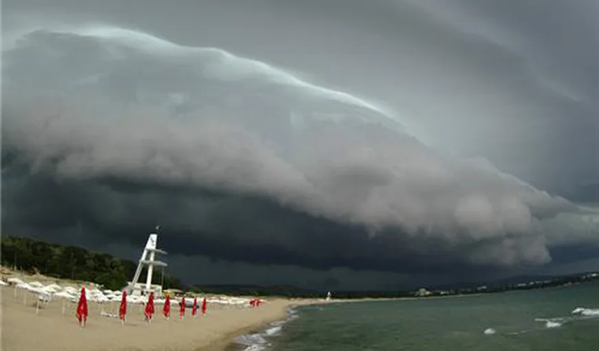 STARE DE DEZASTRU pe litoralul din Bulgaria. Furtunile au DEVASTAT staţiunile turistice VIDEO