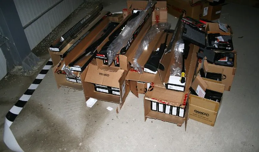 Două arme şi 500 de proiectile au fost ridicate de poliţişti de la persoane suspectate de contrabandă