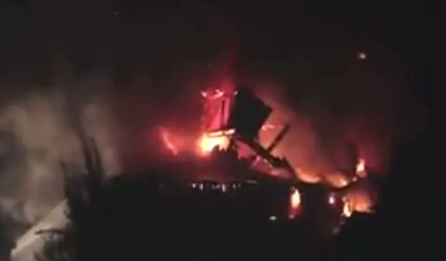 Biserică în flăcări, după ce a fost lovită de trăsnet VIDEO