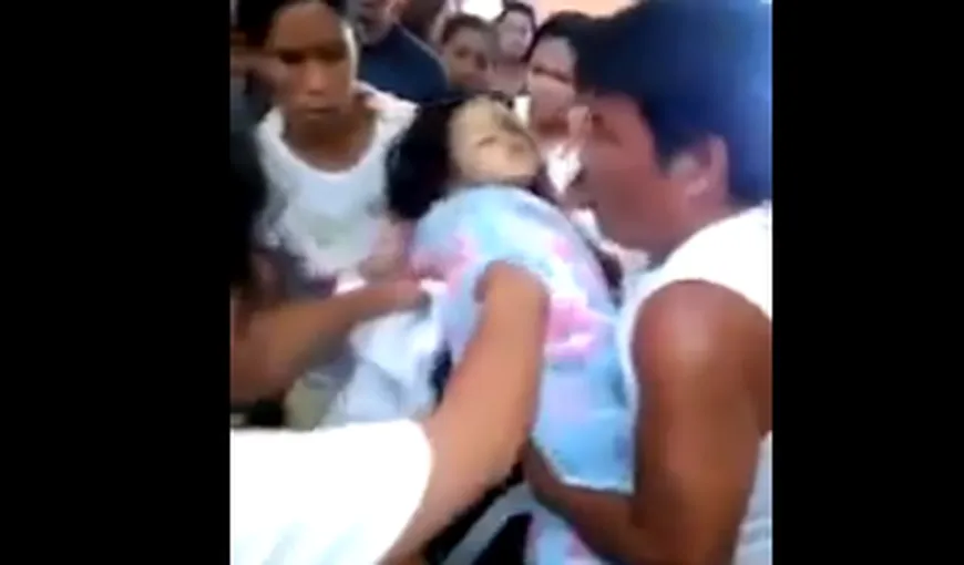 O fetiţă de trei ani s-a trezit la viaţă la propria înmormântare. Oamenii au rămas ÎNMĂRMURIŢI VIDEO