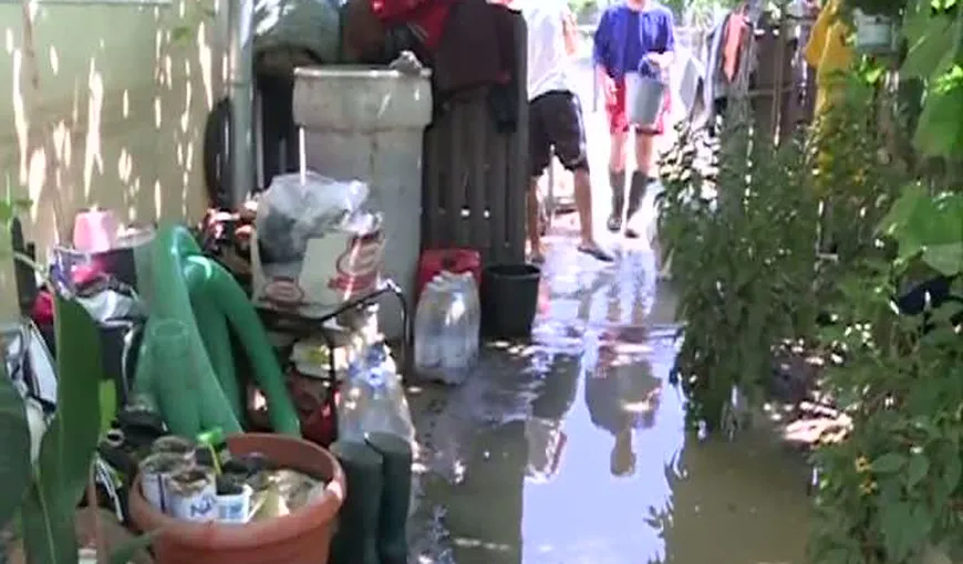 ​Inundaţiile fac prăpăd în judeţul Olt. În localitatea Corbu mai multe familii au rămas sub cerul liber VIDEO