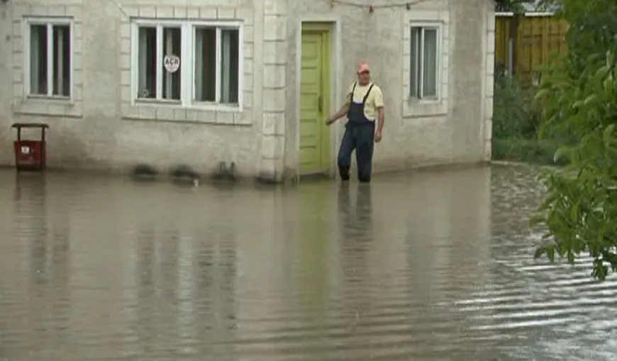 Ploaia torenţială a făcut prăpăd în Suceava: Mai multe gospodării, străzi şi parcări au fost inundate VIDEO
