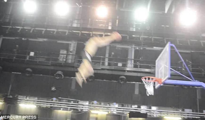 Cel mai tare slam dunk văzut vreodată. A înscris după o săritură de 10 metri VIDEO