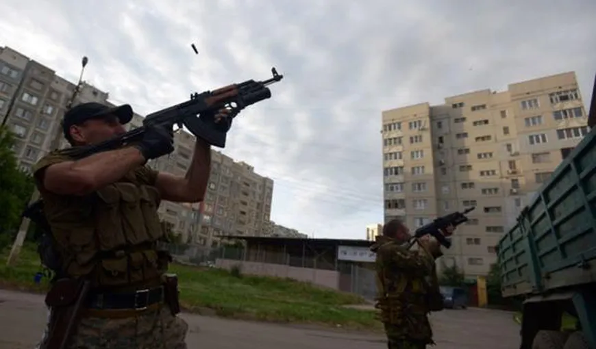 Lupte intense în Ucraina: Rebelii ameninţă să DISTRUGĂ aeroportul Lugansk