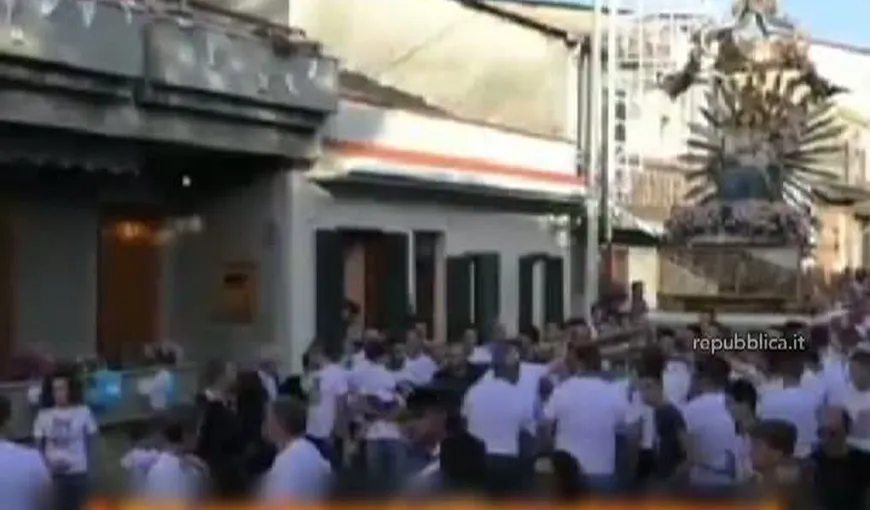 Scene incredibile în sudul Italiei, unde un alai de credincioşi s-a închinat în faţa unui şef al Mafiei VIDEO