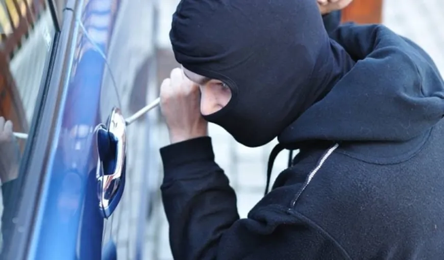 Sfaturi estivale împotriva hoţilor: Ce trebuie să faci ca să nu îţi fie spartă maşina