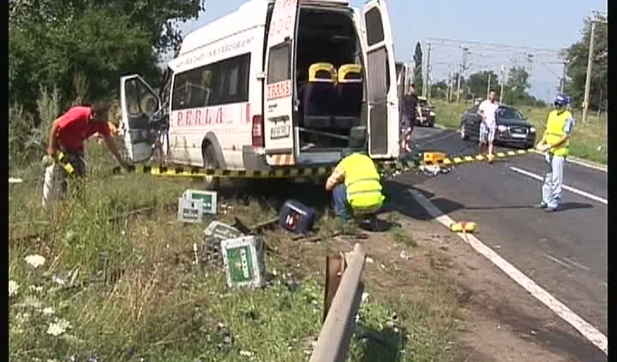 Un MICROBUZ, implicat într-un ACCIDENT GRAV în Vrancea. 10 persoane au fost rănite VIDEO