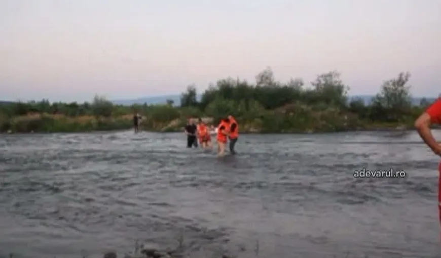 Picnic cu ghinion: 6 oameni din Hunedoara, salvaţi de pompieri după ce au rămas izolaţi în mijlocul râului