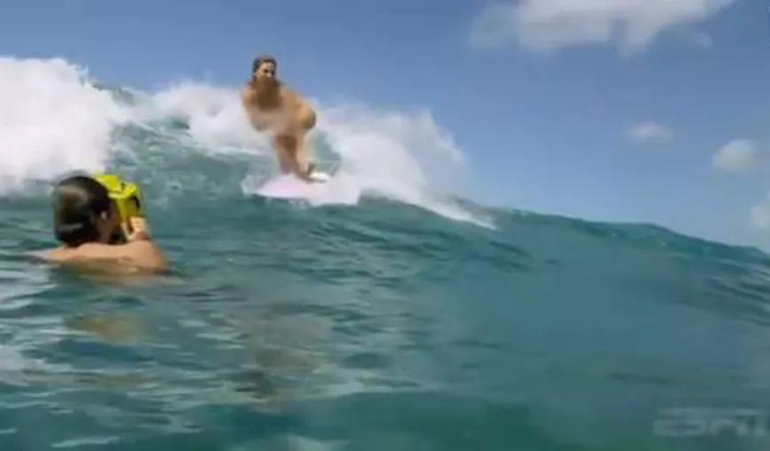 Atracţia plajelor, cea mai exotică sportivă. Fata care face surfing goală VIDEO