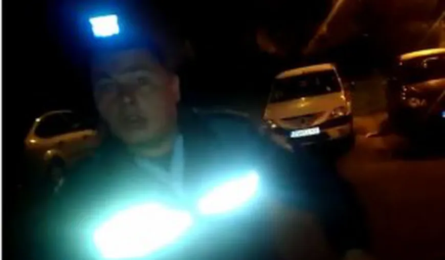 Tânăr BĂTUT şi atacat cu SPRAY PARALIZANT de un poliţist nervos că era filmat VIDEO