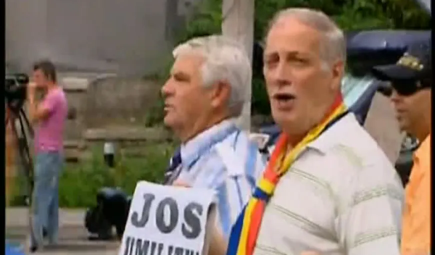 PROTEST la Cotroceni, în timpul consultărilor: „Poporul a decis! Băsescu e demis!” VIDEO