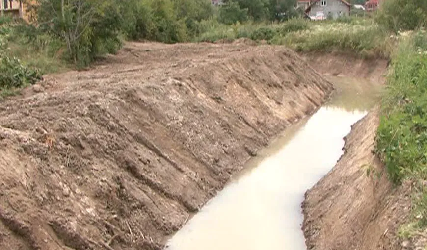 INCREDIBIL: O familie de romi a mutat cursul unui râu ca să-şi construiască palat VIDEO