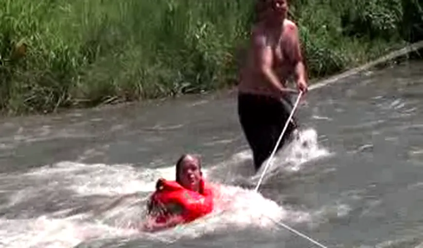 Trei fetiţe şi două femei, salvate de pompieri din mijlocul unui râu VIDEO