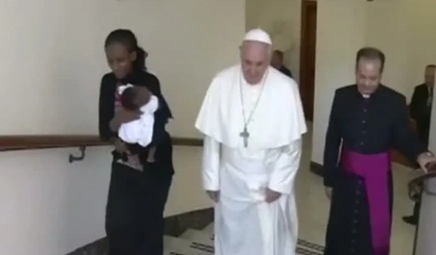 Papa s-a întâlnit cu tânăra din Sudan, condamnată la moarte pentru că s-a căsătorit cu un creştin