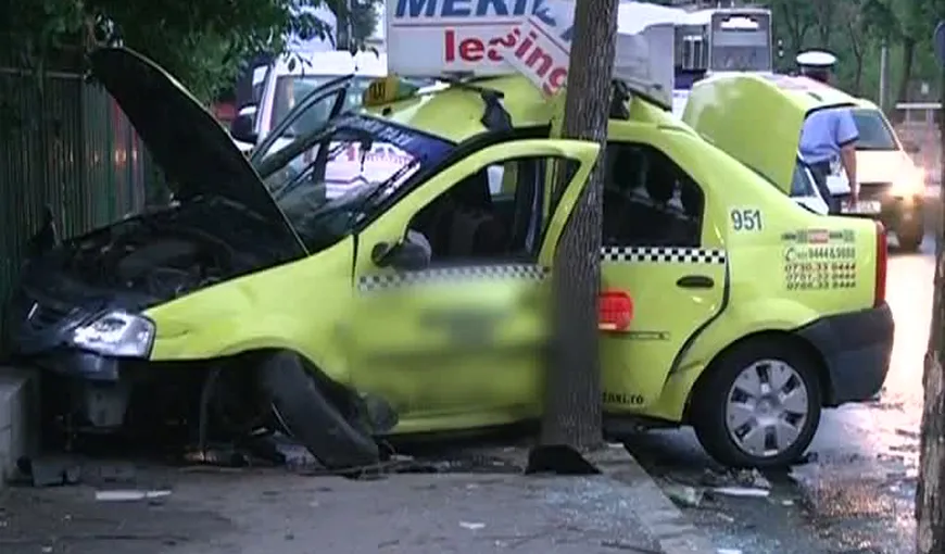 ACCIDENT GRAV în Capitală. Un taxi a fost proiectat într-un copac, iar clienta a ajuns la urgenţe VIDEO