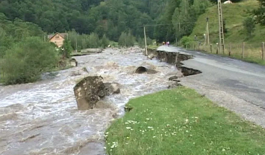 Trafic blocat pe Transalpina, în urma alunecărilor de teren VIDEO
