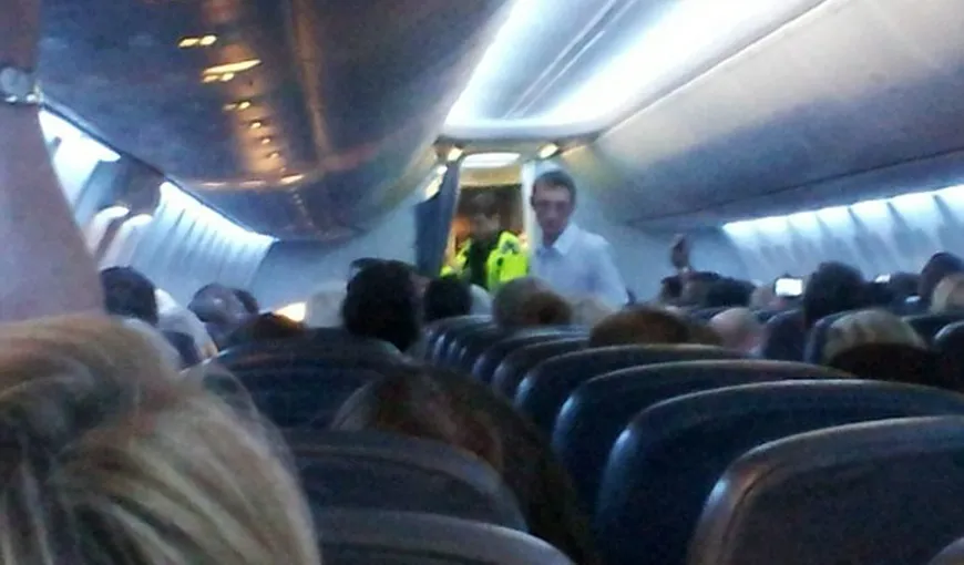 Zbor redirecţionat, după ce o femeie beată criţă a atacat personalul avionului cu PROTEZA de la picior