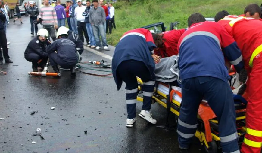 Accident grav în Caransebeş. O maşină a intrat în plin într-un TIR. Trei persoane, rănite grav