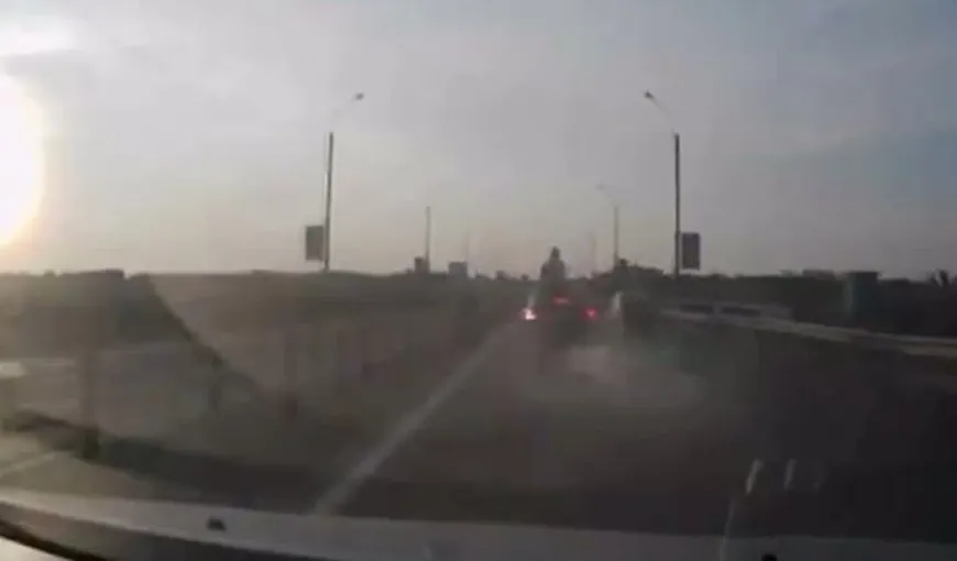 Cascador fără voie: Un motociclist loveşte o maşină şi aterizează în picioare pe plafonul acesteia VIDEO