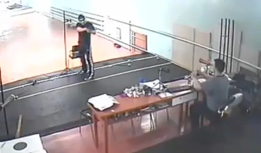 Incident MACABRU. Un elev de 16 ani şi-a ÎMPUŞCAT ANTRENORUL în CAP. Totul a fost FILMAT VIDEO
