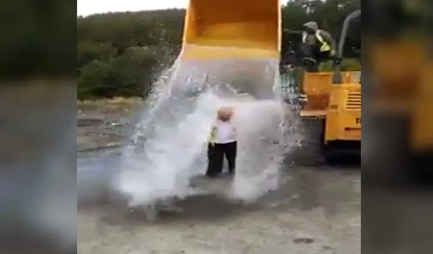 Ice Bucket Challenge: Un bărbat a folosit cupa de la excavator în loc de găleată VIDEO