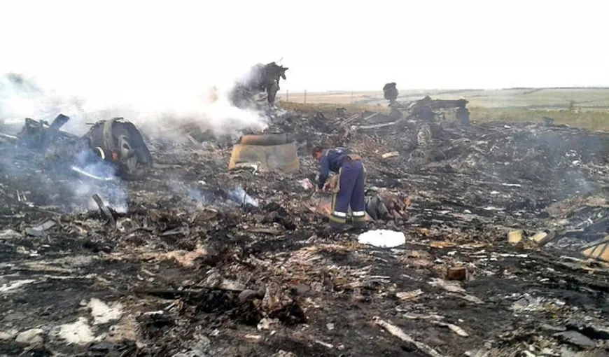 Experţii aflaţi în Ucraina la locul prăbuşirii avionului malaezian se retrag din cauza luptelor