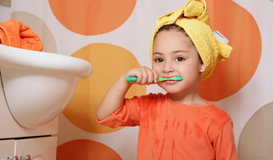 Cum îl obişnuieşti pe cel mic să se spele pe dinţi