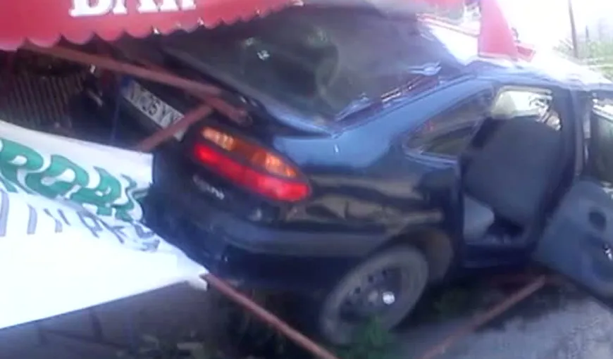 Accidente spectaculoase. Un şofer beat s-a oprit cu maşina în bar, altul s-a răsturnat într-o curte VIDEO