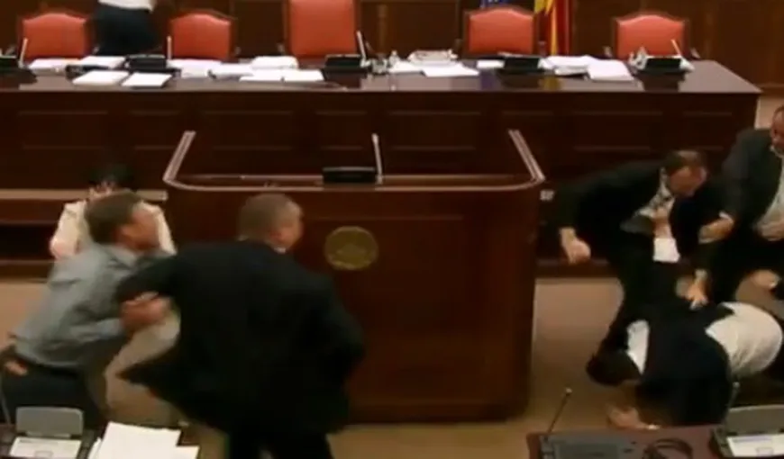 Bătaie în toată regula în Parlamentul Macedoniei. Parlamentarii s-au luat la PUMNI şi PICIOARE VIDEO