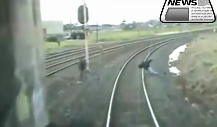 A vrut să traverseze neregulamentar calea ferată, s-a împiedicat şi a căzut. Ce a urmat te lasă fără aer VIDEO