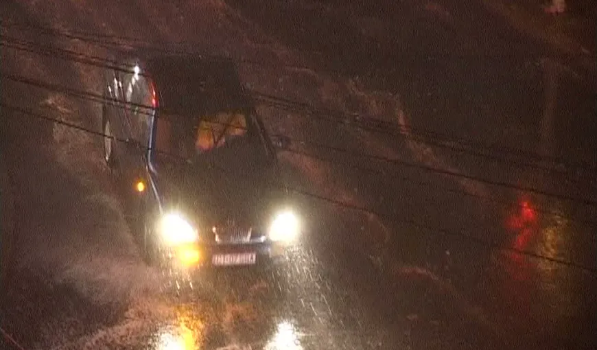 Furtună puternică la Constanţa. Străzile au fost inundate în doar câteva minute VIDEO