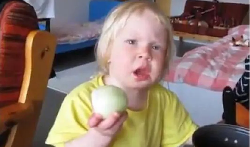 Reacţia unui COPIL care mănâncă CEAPĂ pentru prima oară în viaţă VIDEO