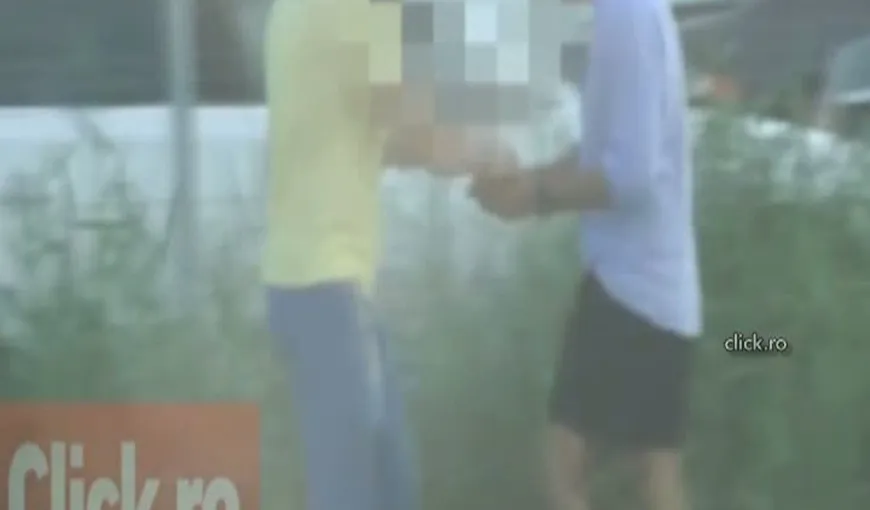 Scene incredibile lângă un local de fiţe din Mamaia. Doi tineri SE DROGHEAZĂ în PLINĂ STRADĂ VIDEO