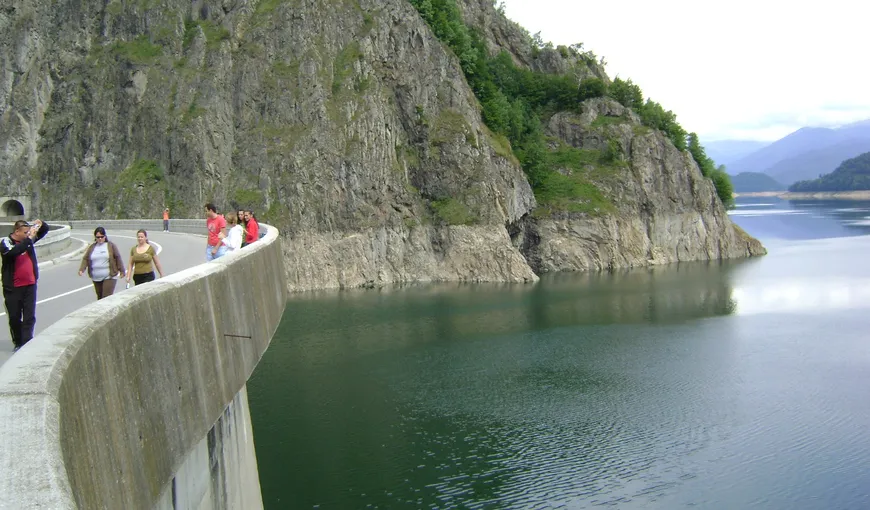 Scene CUMPLITE la barajul Vidraru. Un copil de 11 ani este în COMĂ după ce a căzut pe scările de la statuie