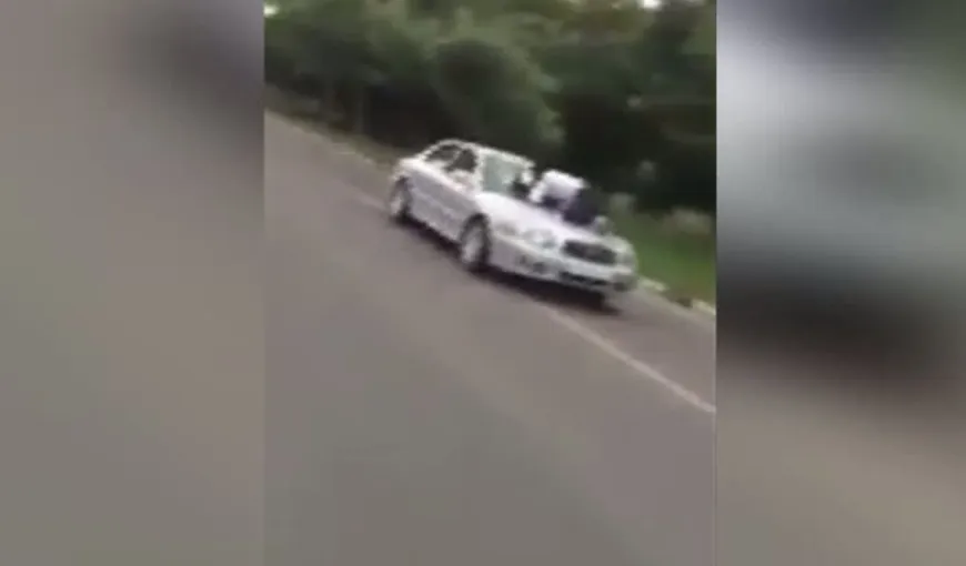 Un kilometru, cu poliţistul pe capotă. Imagini incredibile filmate pe o şosea din India VIDEO