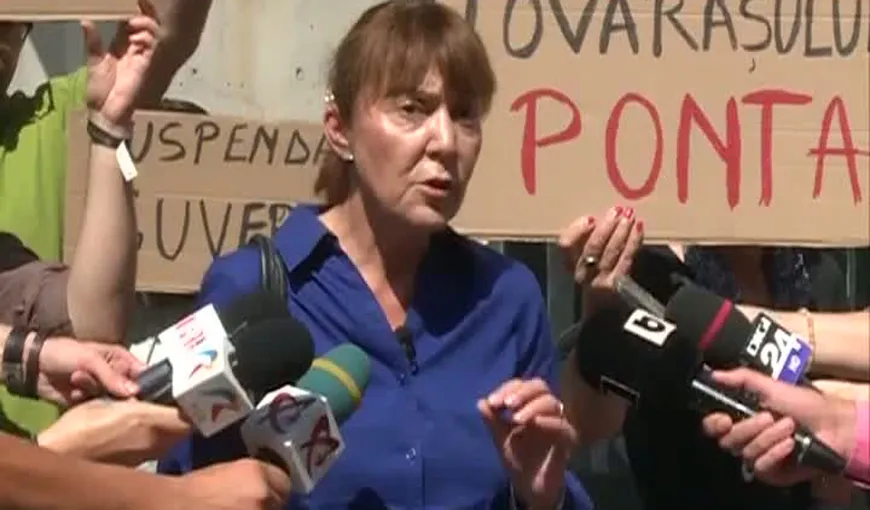Monica Macovei, PROTEST la sediul Avocatului Poporului: Ori alegeri locale ANTICIPATE, ori lege în Parlament