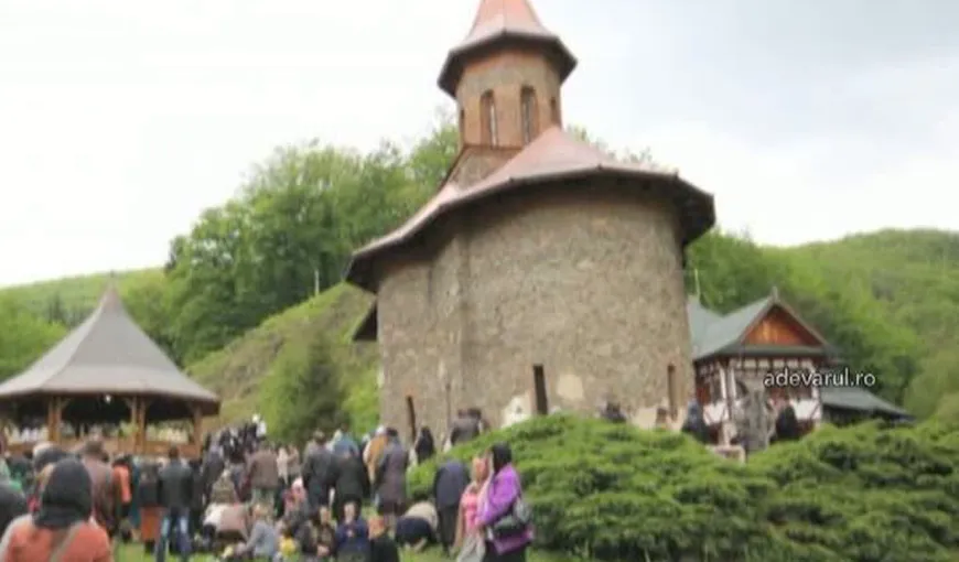 Război pe bere şi mici la Mănăstirea Prislop din Hunedoara. Măicuţele i-au alungat pe comercianţi