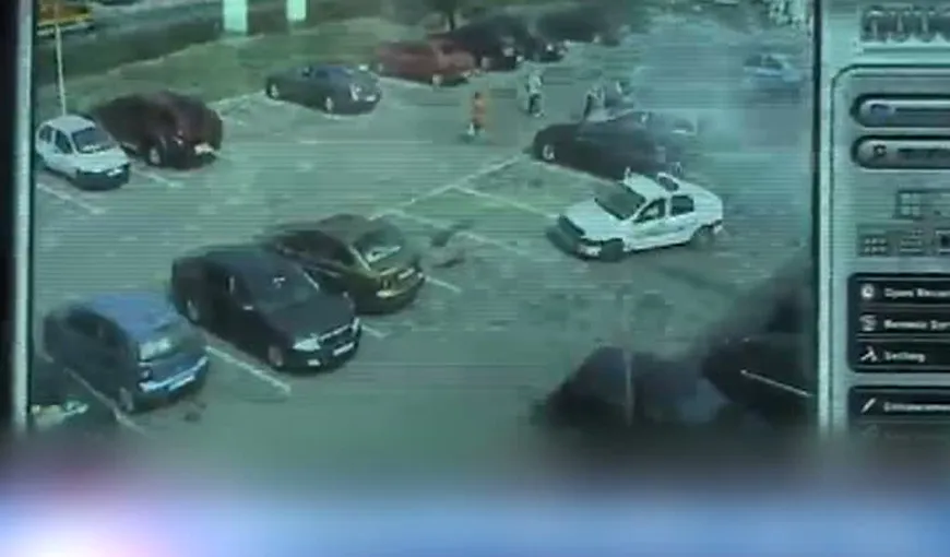 PANICĂ în parcarea unui mall. O maşină a luat foc VIDEO