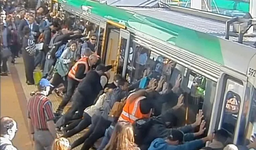 Solidaritate umană la metrou: Zeci de călători împing un tren pentru a ajuta un bărbat căzut de pe peron VIDEO