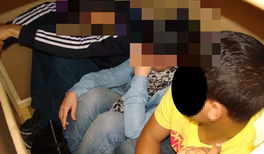 Trei ADOLESCENŢI AFGANI, ascunşi sub bancheta unui tren cu destinaţia Viena, descoperiţi de poliţişti