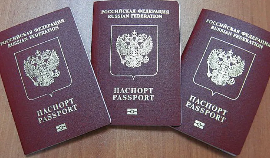 DECIZIE DE ULTIMA ORĂ. Ruşii care trăiesc în străinătate, obligați să declare dacă deţin paşapoarte străine