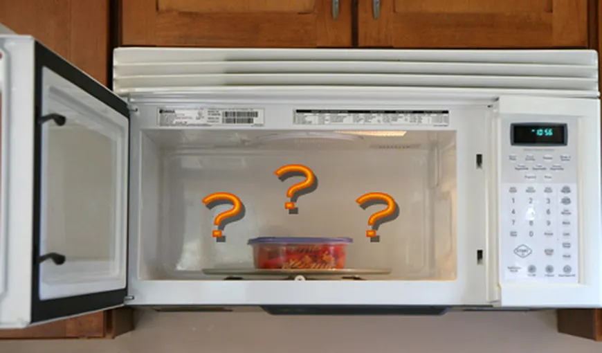 Încălzeşti mâncarea în recipiente de plastic la cuptorul cu microunde? Află la ce PERICOLE te expui