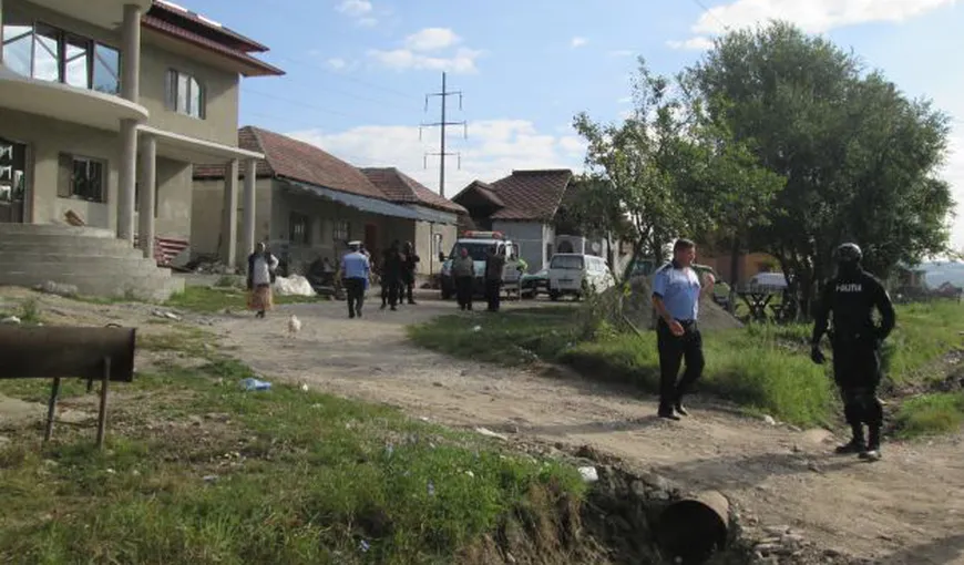 Poliţişti atacaţi cu TOPOARE de romii dintr-o localitate vâlceană