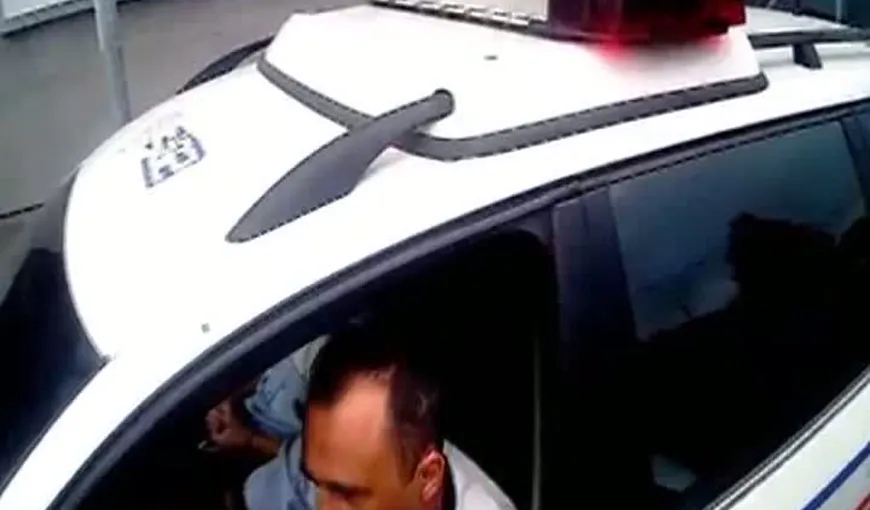 Un poliţist, certat de un biciclist pentru că a parcat neregulamentar VIDEO